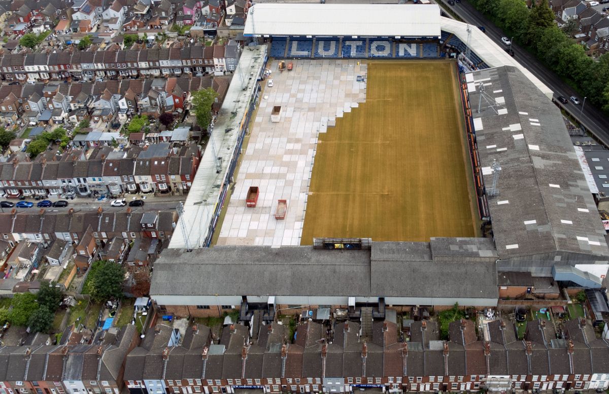 S-au apucat să demoleze cel mai ciudat stadion din Premier League » Imagini spectaculoase
