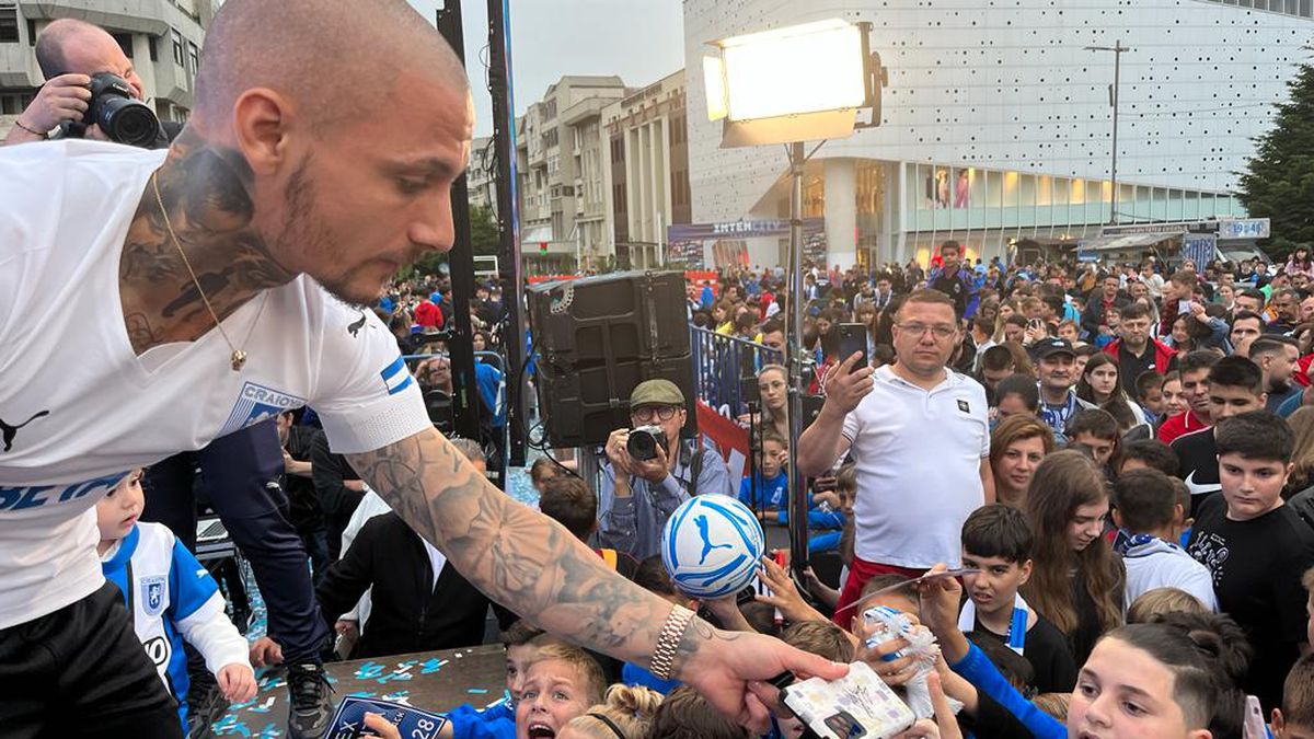 Alexandru Mitriță, prezentare de superstar în centrul Craiovei » Peste 1.000 de oameni au venit în piața „Mihai Viteazul”