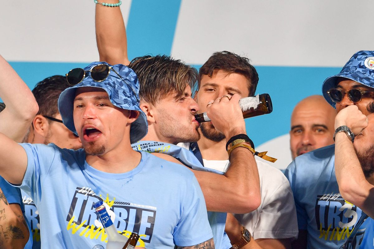 Imagini dezolante cu „rebelul” Grealish » A adormit în mai puțin de o oră după ce a ajuns la un bar din Manchester