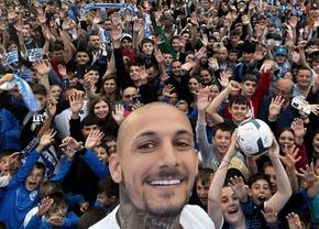 Alexandru Mitriță, prezentare de superstar în centrul Craiovei » Peste 1.000 de oameni au venit în piața „Mihai Viteazul”