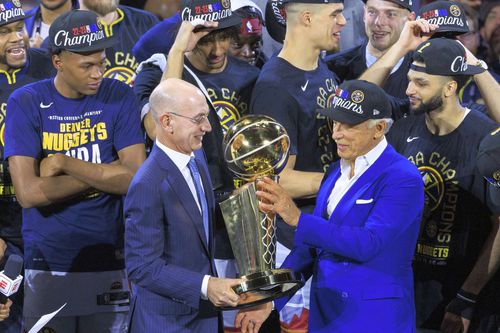 Stan Kroenke  și trofeul de campion în NBA// foto: Imago