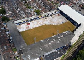 S-au apucat să demoleze cel mai ciudat stadion din Premier League » Imagini spectaculoase