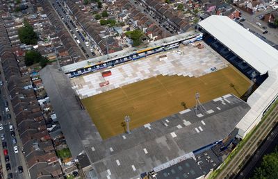 S-au apucat să demoleze cel mai ciudat stadion din Premier League » Imagini spectaculoase
