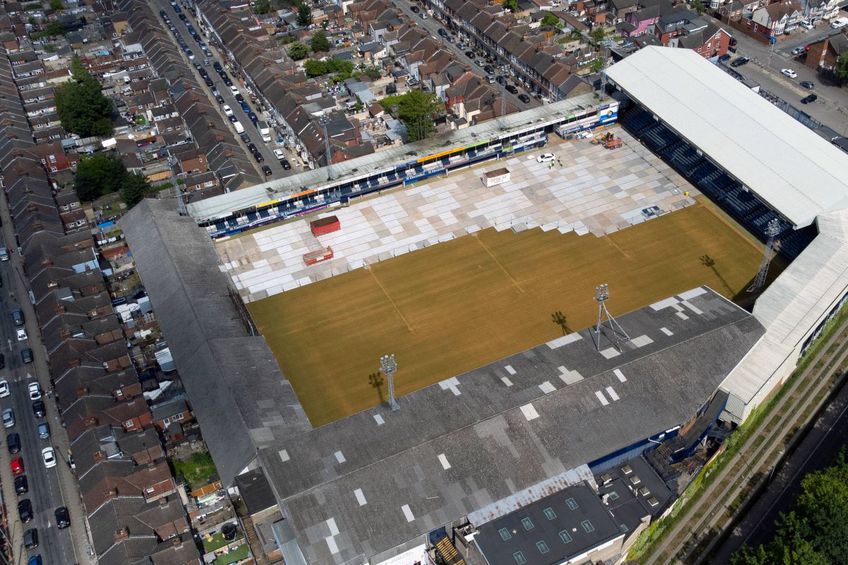 Kenilworth Road, arena lui Luton Town, suferă modificări importante înaintea startului de sezon din Premier League. / FOTO: Imago