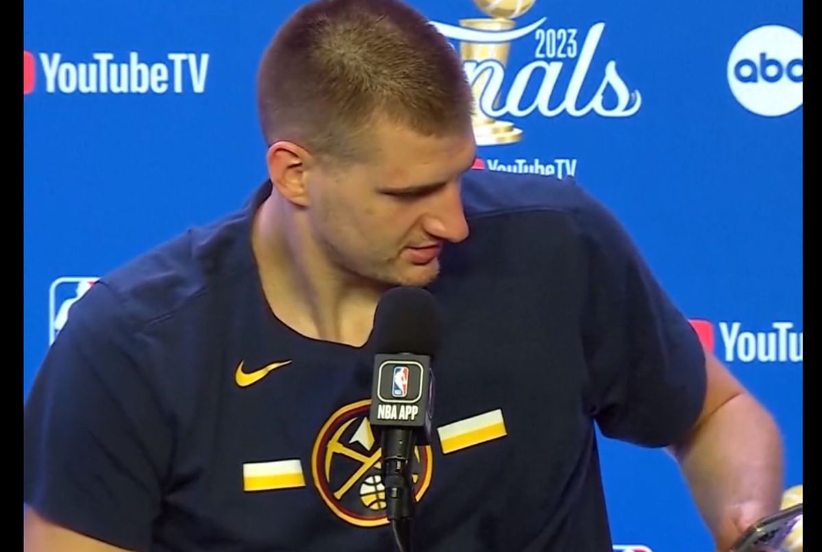 Starul NBA Nikola Jokic a scos telefonul să verifice mesajul de la Djokovic: „Chiar, ia să văd dacă m-a felicitat. Oh, rahat! Îl sting”