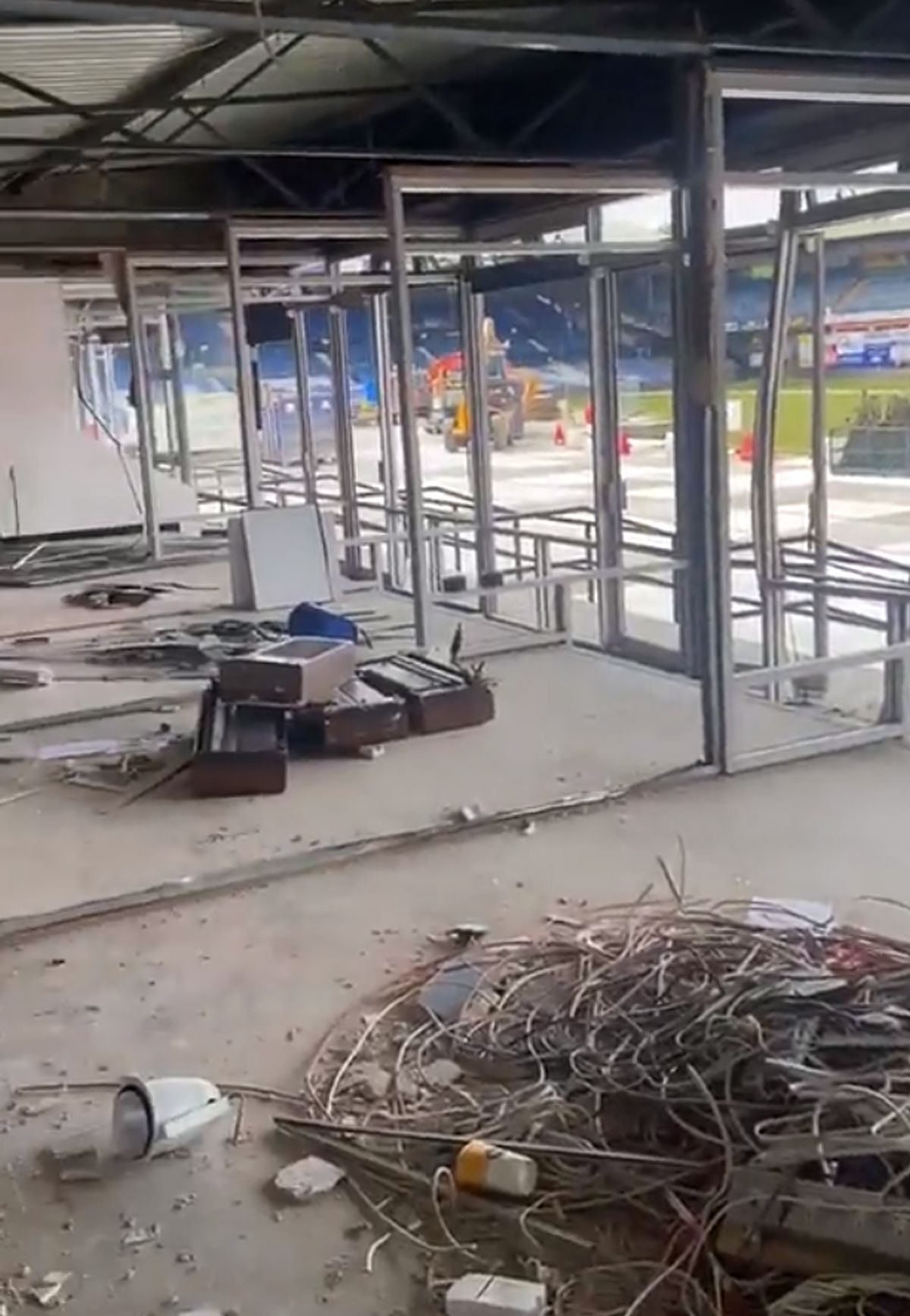 Momente penibile înaintea și în timpul meciului, pe cel mai urât stadion din istoria Premier League! Mingea s-a pierdut într-o gaură imensă