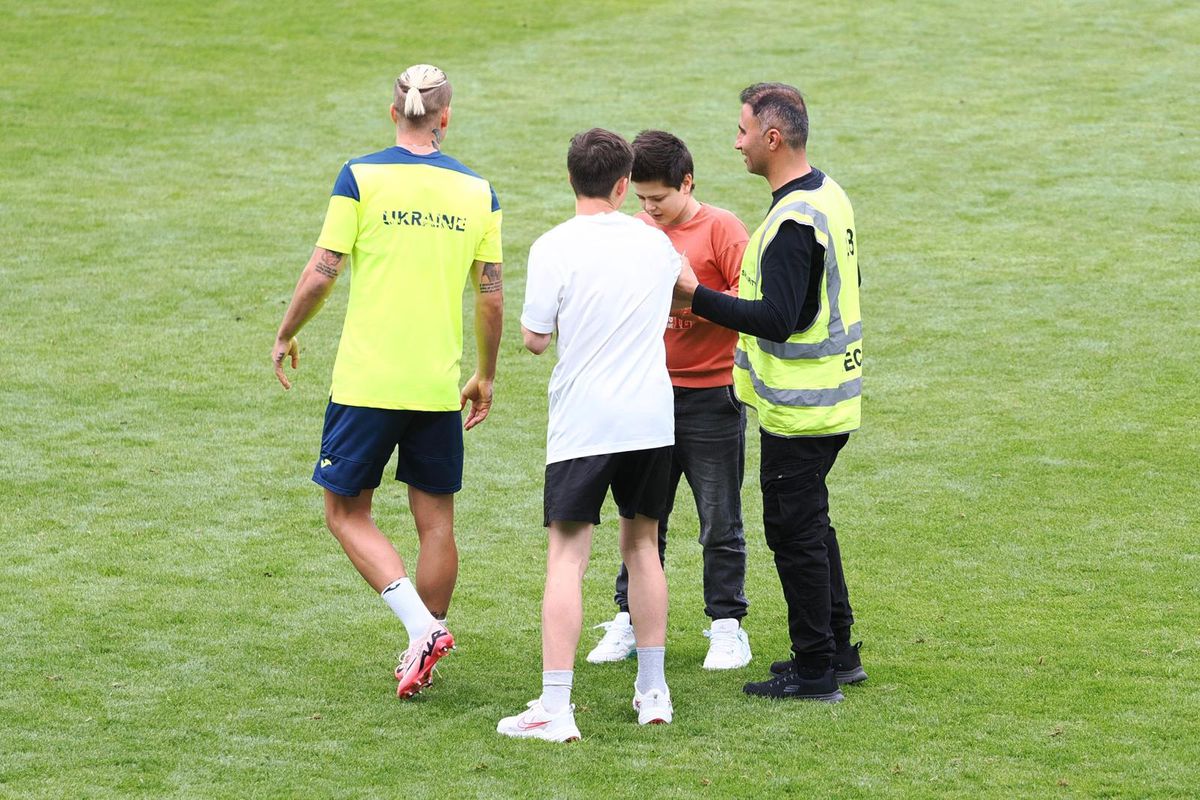 Suporteri pe teren la antrenamentul Ucrainei