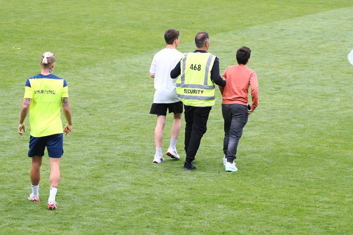 Suporteri pe teren la antrenamentul Ucrainei