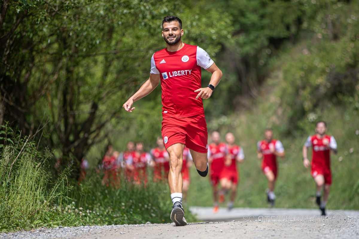 Dorinel Munteanu „rupe” pantele! Imaginile controversate din cantonamentul Oțelului s-au repetat