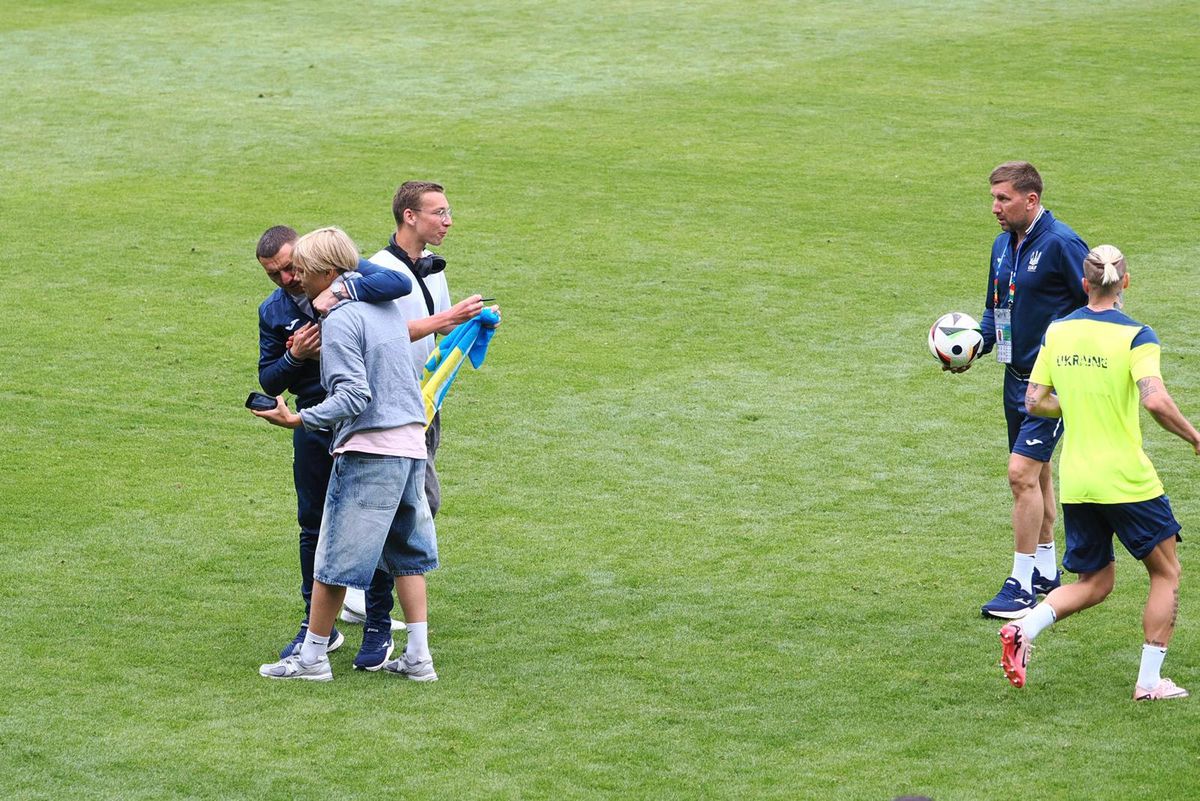 Suporteri pe teren la antrenamentul Ucrainei