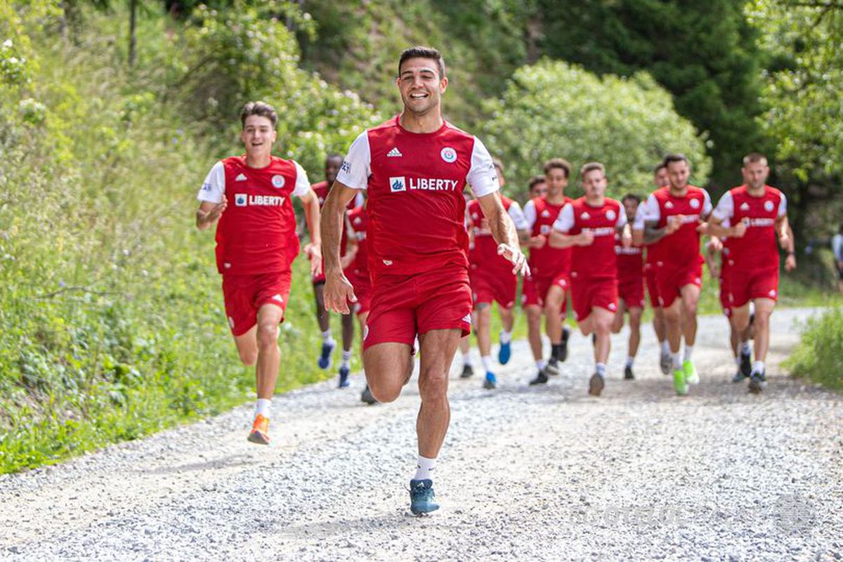 Dorinel Munteanu „rupe” pantele! Imaginile controversate din cantonamentul Oțelului s-au repetat