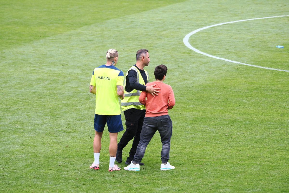 Suporteri pe teren la antrenamentul Ucrainei