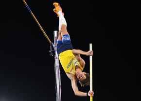 Mondo Duplantis a atacat din nou recordul mondial la săritura cu prăjina, tribuna cântându-i „Volare” pentru a-l încuraja