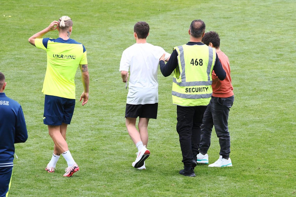 Suporteri pe teren la antrenamentul Ucrainei