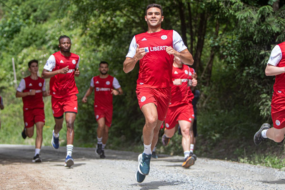 Dorinel Munteanu „rupe” pantele! Imaginile controversate din cantonamentul Oțelului s-au repetat