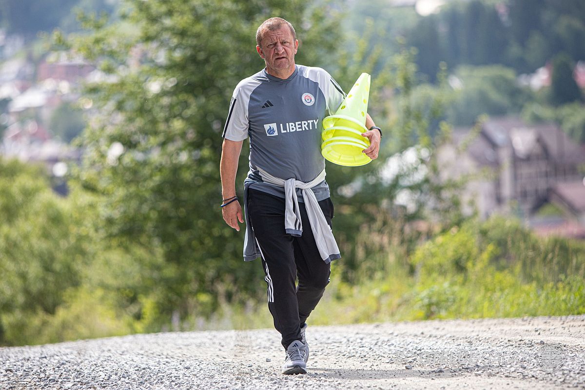 Dorinel Munteanu „rupe” pantele! Imaginile controversate din cantonamentul Oțelului s-au repetat