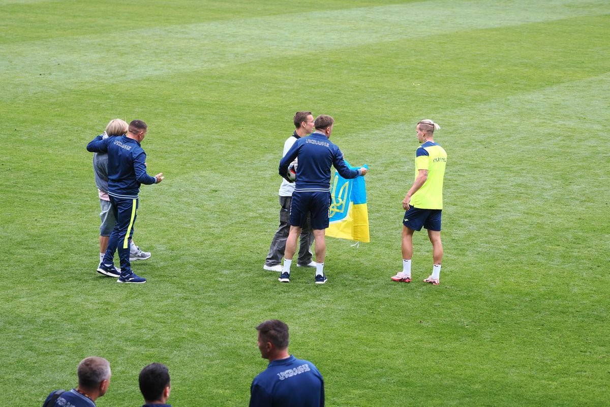 Suporteri pe teren la antrenamentul Ucrainei