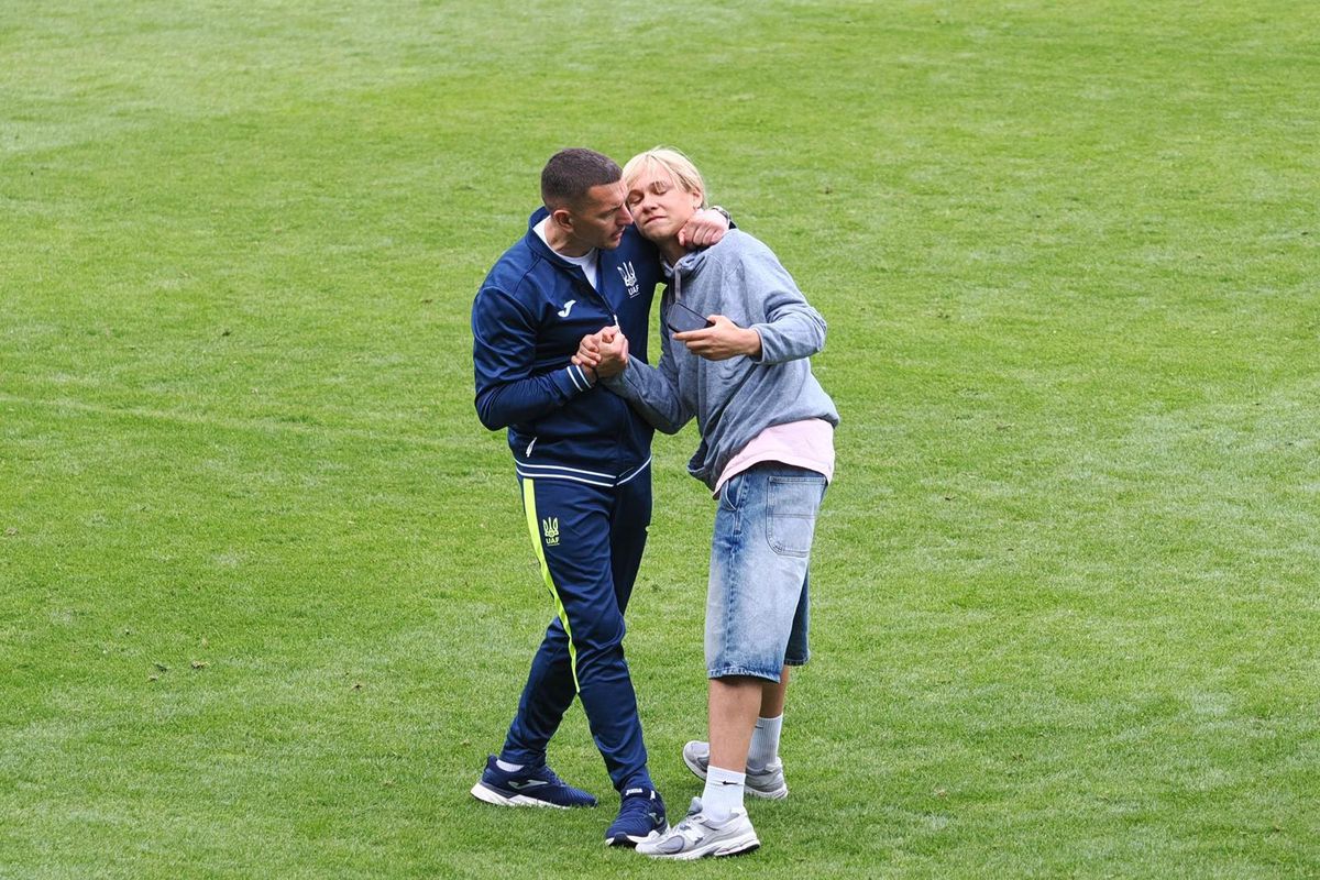 Suporteri pe teren la antrenamentul Ucrainei