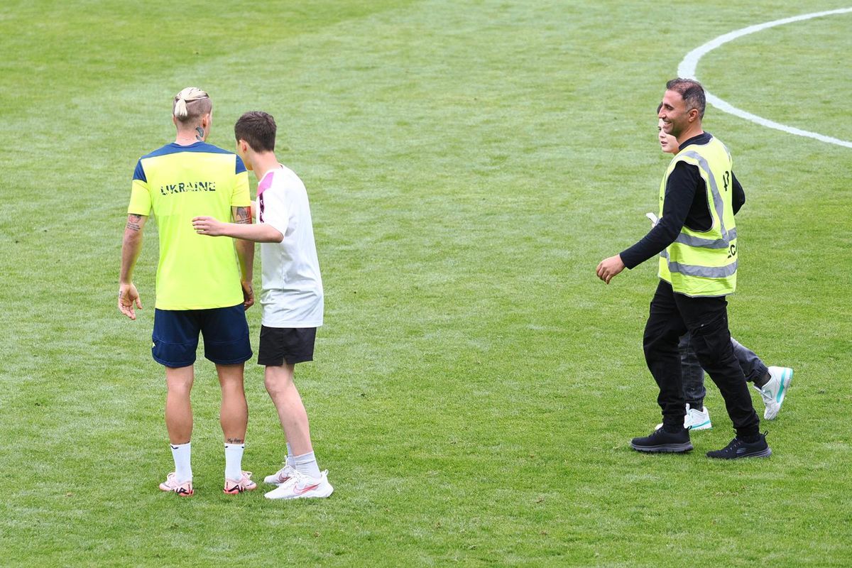 Suporteri pe teren la antrenamentul Ucrainei