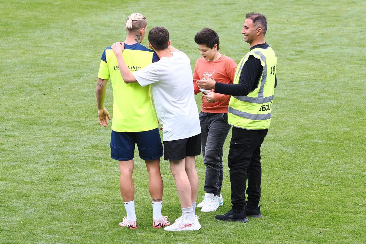 Suporteri pe teren la antrenamentul Ucrainei