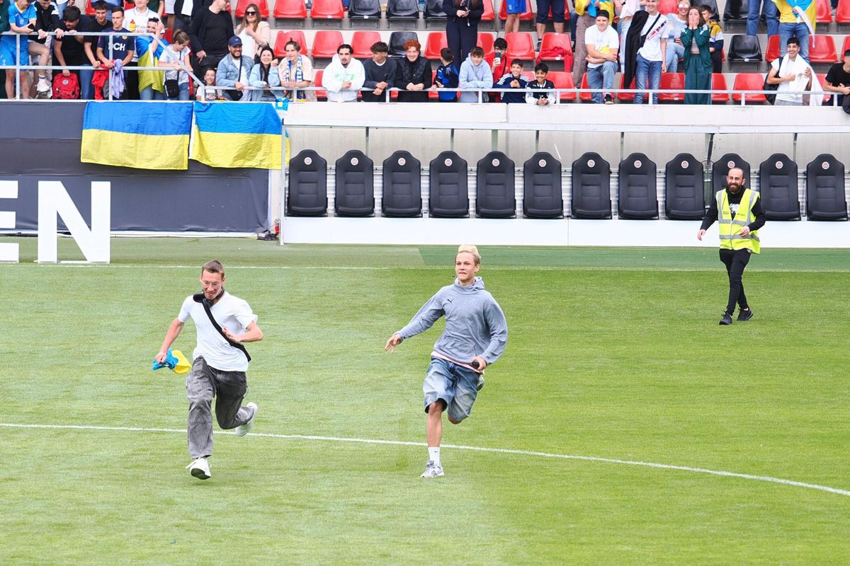 Suporteri pe teren la antrenamentul Ucrainei