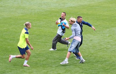 Stretching, miuțe și sprâncene încruntate! Cum s-a prezentat Ucraina la antrenament + cine a declanșat mini-isteria