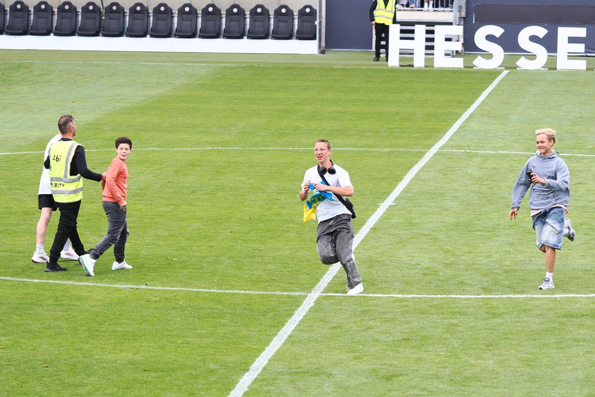 Suporteri pe teren la antrenamentul Ucrainei