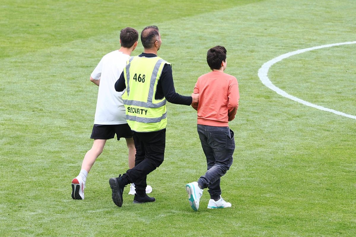 Suporteri pe teren la antrenamentul Ucrainei