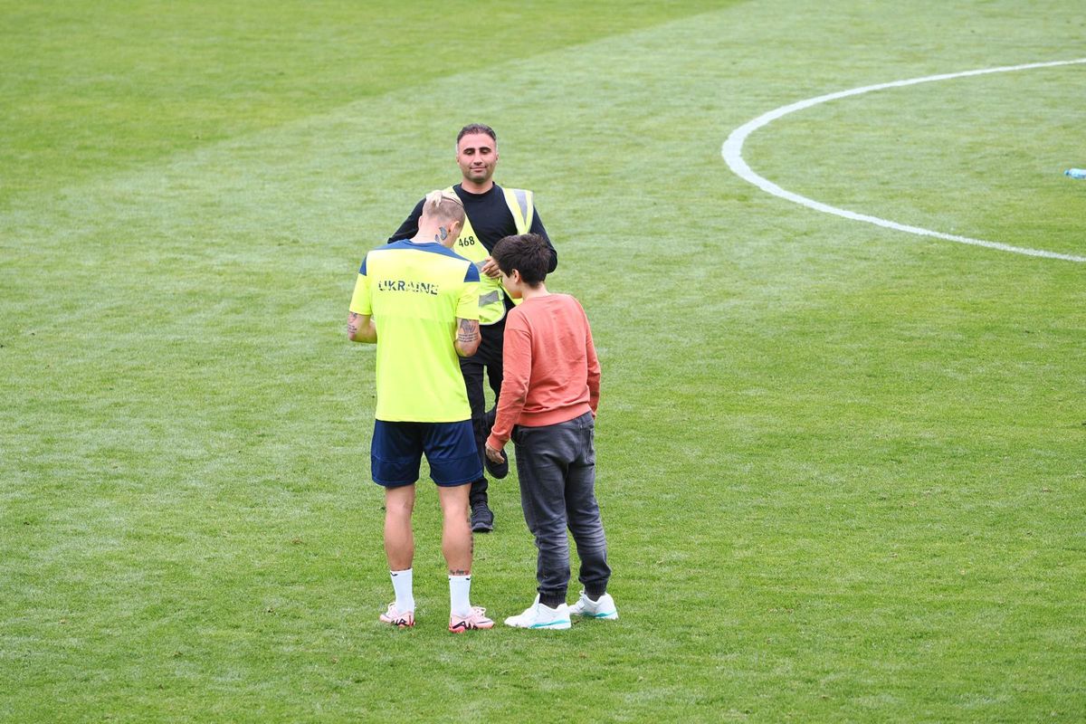 Suporteri pe teren la antrenamentul Ucrainei