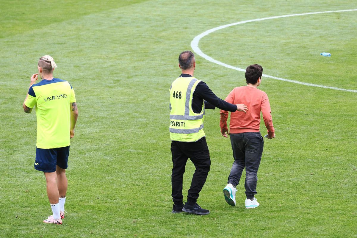 Suporteri pe teren la antrenamentul Ucrainei