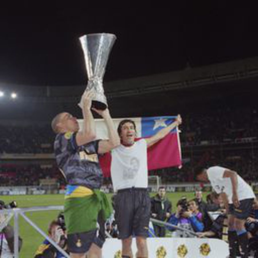 Iván Zamorano (dreapta), alături de Ronaldo Nazario, după triumful din Cupa UEFA (1997/1998) // FOTO: Getty Images Îl mai știți pe „Bam Bam”? A spălat geamuri în „Petroșani”, apoi a ajuns la Real Madrid, iar recordul său de goluri a fost bătut abia acum, de Mbappe!