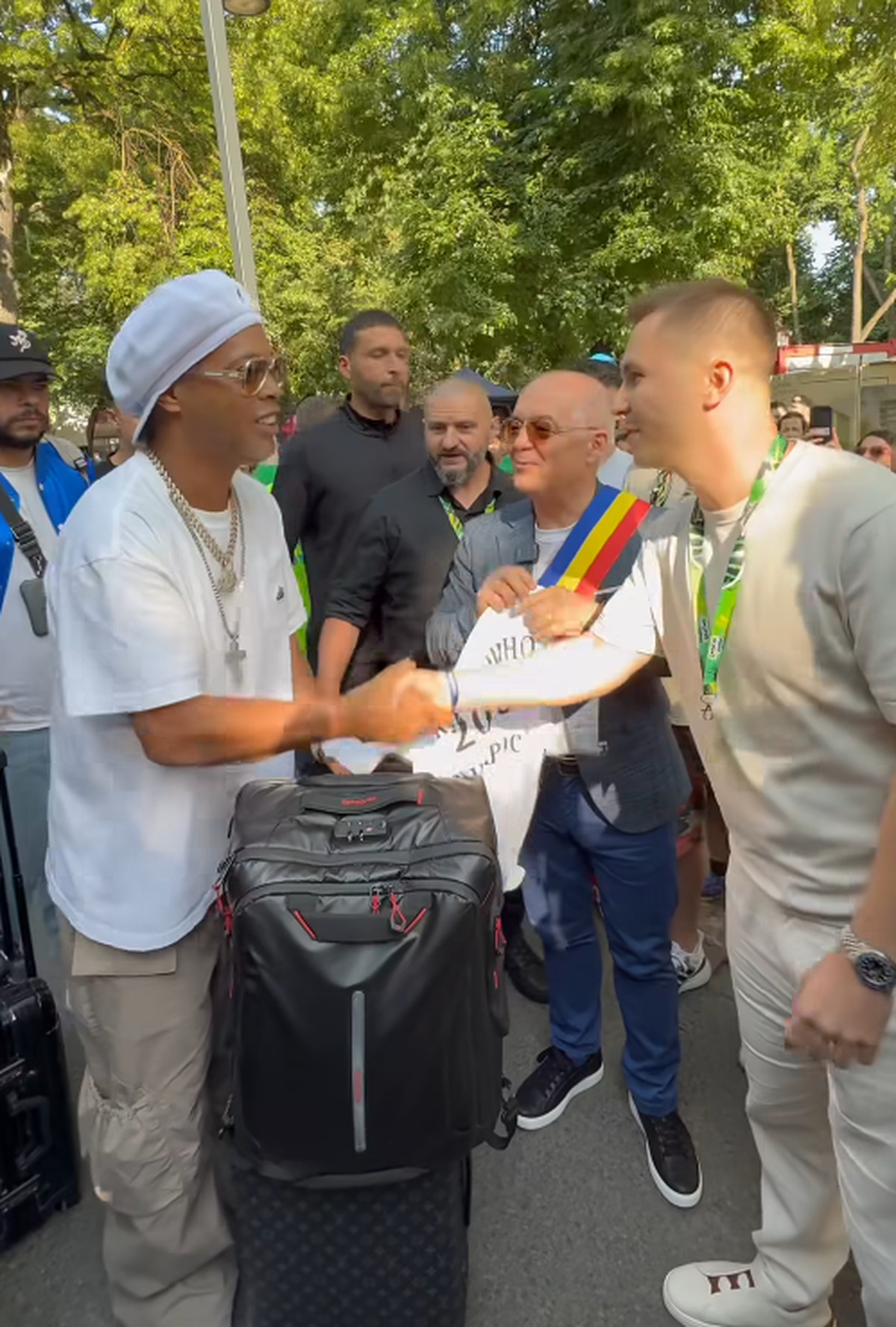 Ronaldinho a ajuns la Cluj și a fost așteptat de Emil Boc » Ce cadou i-a făcut primarul