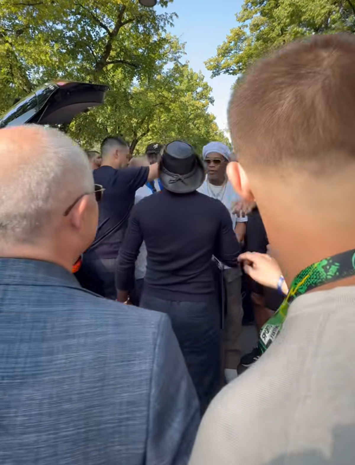 Ronaldinho a ajuns la Cluj și a fost așteptat de Emil Boc » Ce cadou i-a făcut primarul