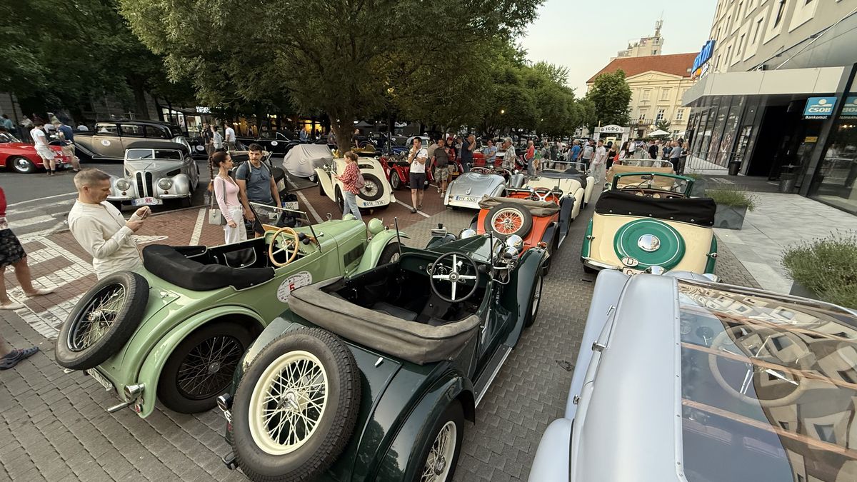 Imagini ca din perioada interbelică » Echipa GSP a participat la o cursă auto istorică: peste 100 de mașini de colecție