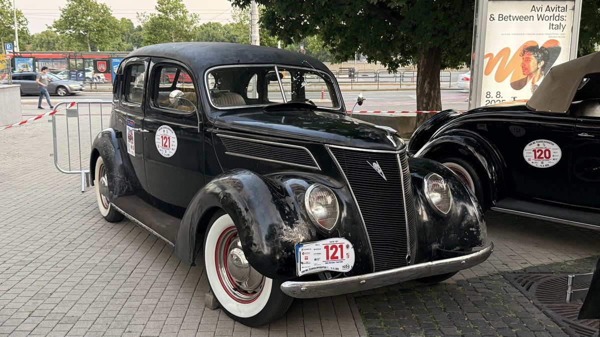 Imagini ca din perioada interbelică » Echipa GSP a participat la o cursă auto istorică: peste 100 de mașini de colecție