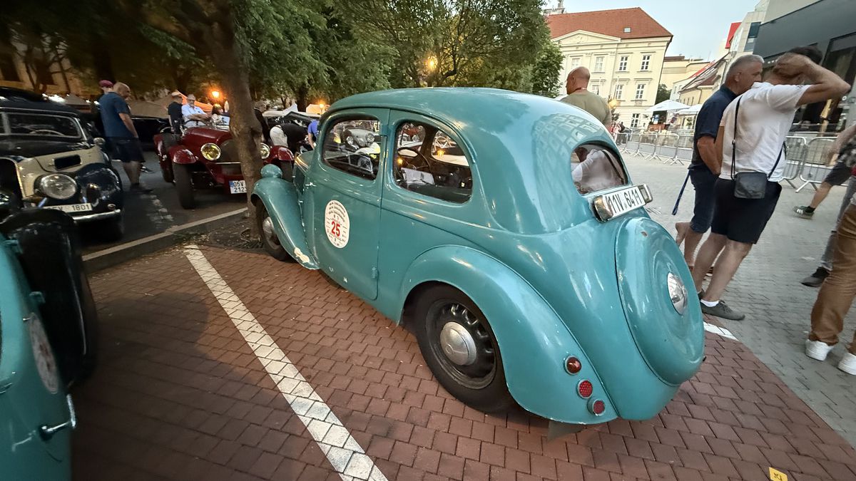 Imagini ca din perioada interbelică » Echipa GSP a participat la o cursă auto istorică: peste 100 de mașini de colecție