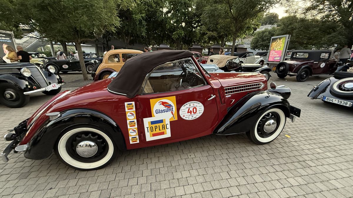 Imagini ca din perioada interbelică » Echipa GSP a participat la o cursă auto istorică: peste 100 de mașini de colecție