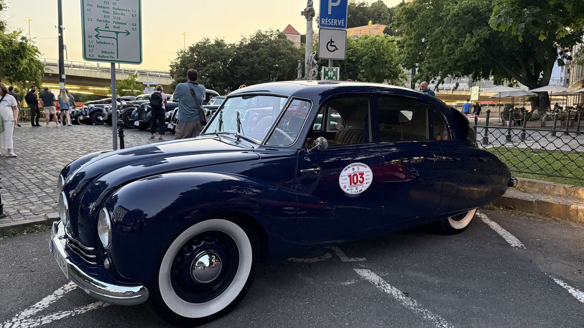 Imagini ca din perioada interbelică » Echipa GSP a participat la o cursă auto istorică: peste 100 de mașini de colecție