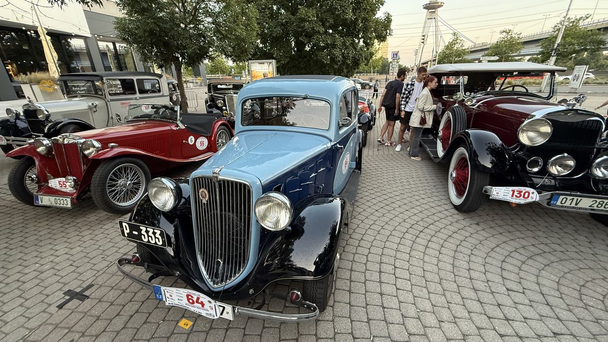 Imagini ca din perioada interbelică » Echipa GSP a participat la o cursă auto istorică: peste 100 de mașini de colecție