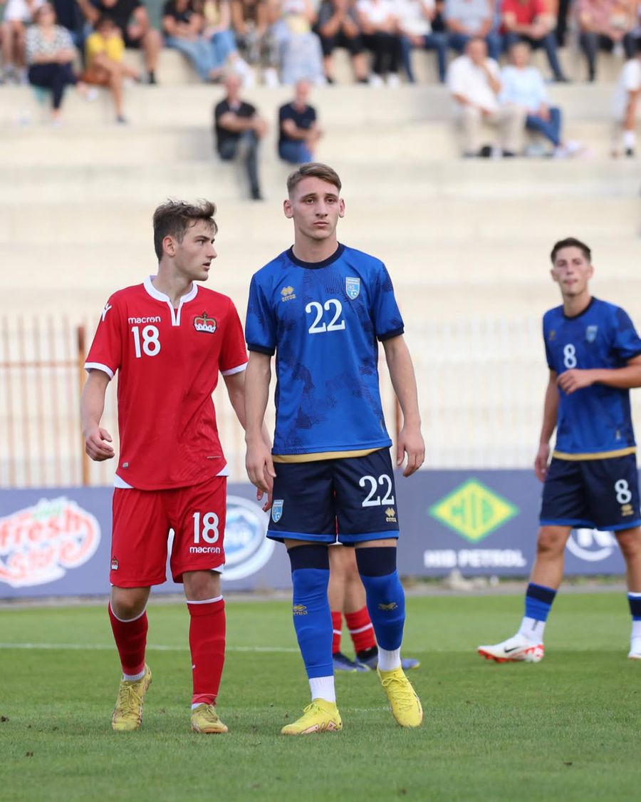 Krenar Dulaj (în albastru) Rapid își ia vârf » Dan Șucu a demarat negocierile pentru jucătorul cu minute în Liga Campionilor
