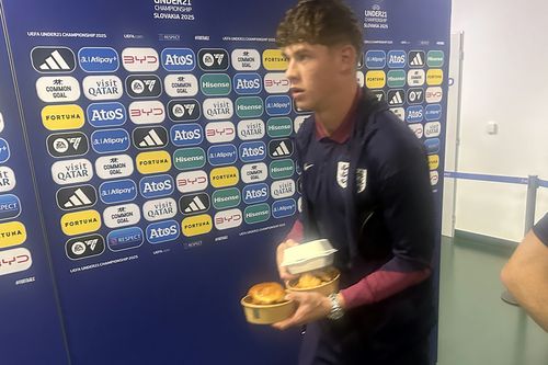 CORESPONDENȚĂ DIN SLOVACIA Incredibil ce au mâncat vedetele de zeci de milioane de euro din Premier League după victoria cu Cehia U21! » Părerea specialistului: „E o bombă inflamatorie”