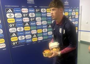 Incredibil ce au mâncat vedetele de zeci de milioane de euro din Premier League după victoria cu Cehia U21! » Părerea specialistului: „E o bombă inflamatorie”