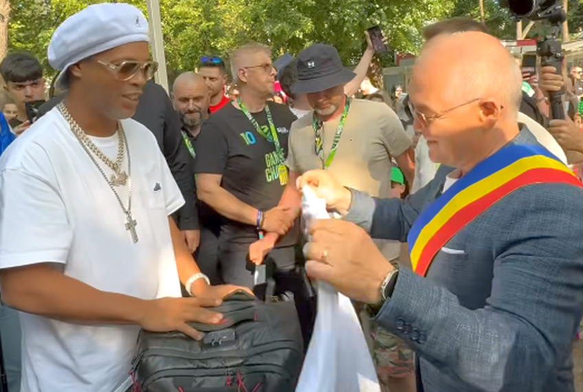 GALERIE FOTO Ronaldinho a ajuns la Cluj și a fost așteptat de Emil Boc » Ce cadou i-a făcut primarul