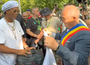 Ronaldinho a ajuns la Cluj și a fost așteptat de Emil Boc » Ce cadou i-a făcut primarul