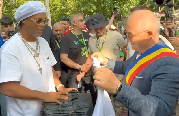 Ronaldinho a ajuns la Cluj și a fost așteptat de Emil Boc » Ce cadou i-a făcut primarul