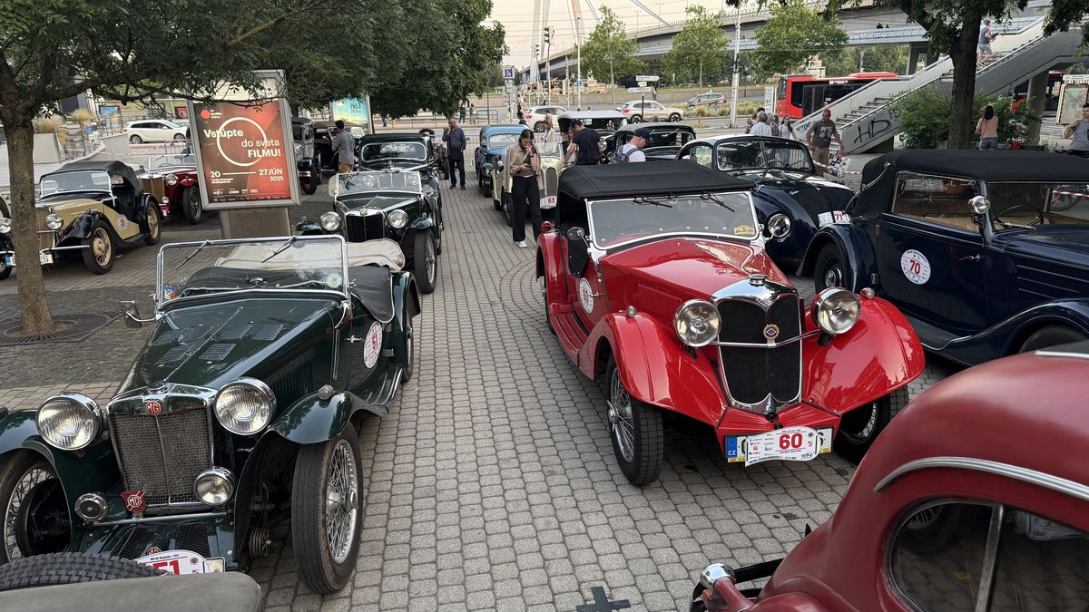 Imagini ca din perioada interbelică » Echipa GSP a participat la o cursă auto istorică: peste 100 de mașini de colecție