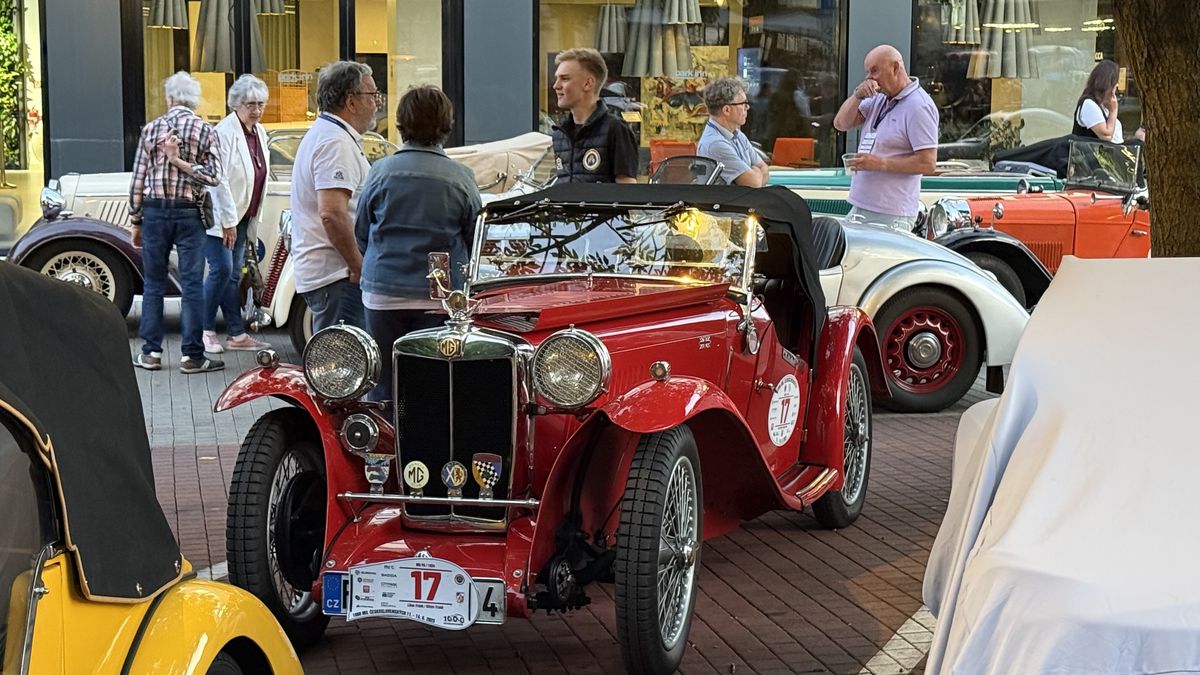 Imagini ca din perioada interbelică » Echipa GSP a participat la o cursă auto istorică: peste 100 de mașini de colecție