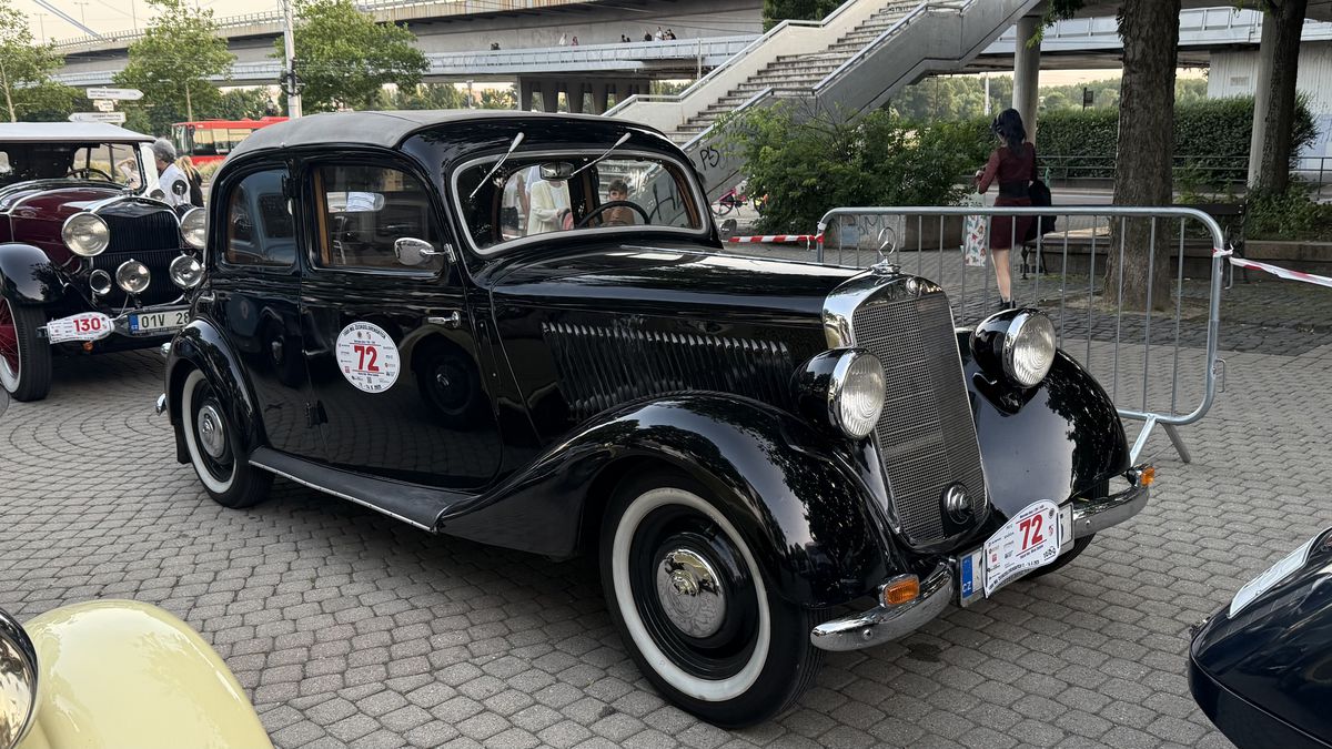 Imagini ca din perioada interbelică » Echipa GSP a participat la o cursă auto istorică: peste 100 de mașini de colecție