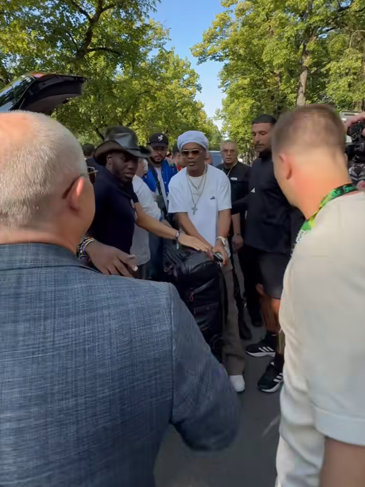 Ronaldinho a ajuns la Cluj și a fost așteptat de Emil Boc » Ce cadou i-a făcut primarul