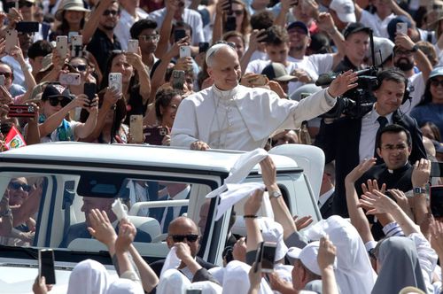 GALERIE FOTO Papa Leon a surprins pe toată lumea » Gestul făcut în fața a mii de oameni a risipit dubiile: ce a purtat
